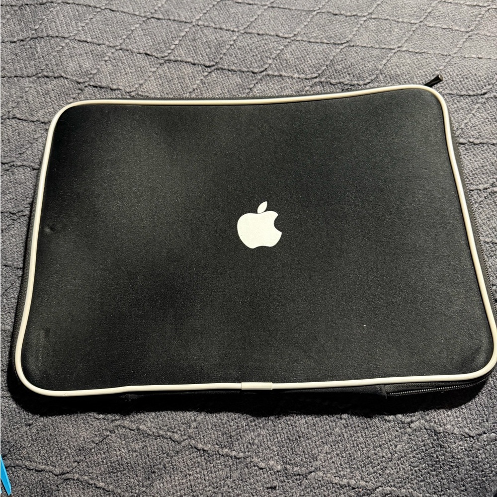 ❣️❄️Apple Tablet Sleeve in Black with White Edges